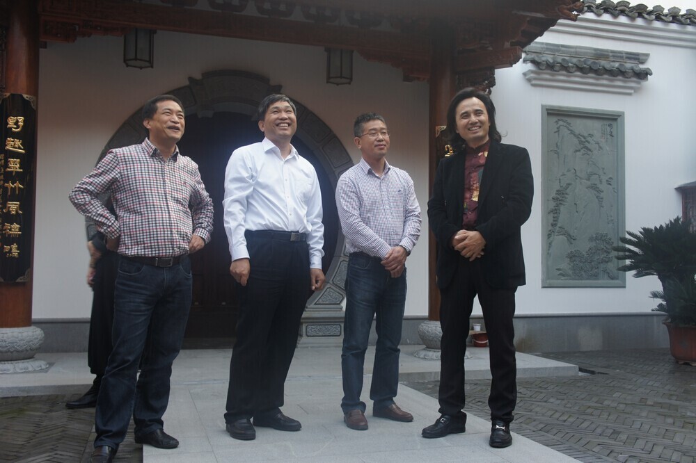 浙江省文化厅金兴盛厅长莅临黄小明木雕艺术馆和个木园7